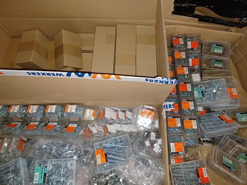 32 pallets 14.514,0 kg screws / nails / small iron blisters etc.